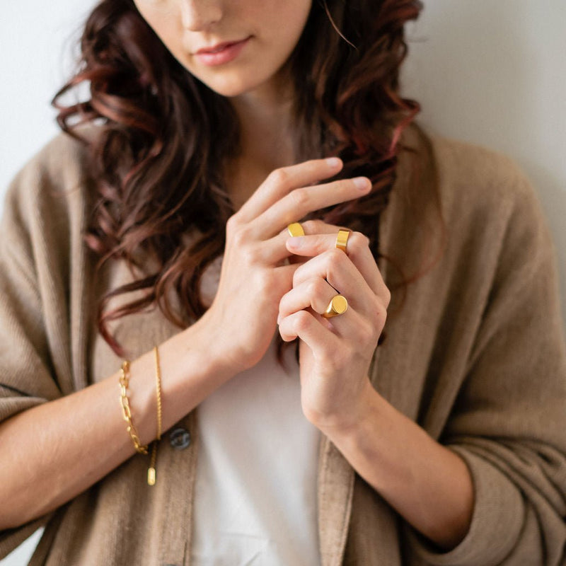 Marie Round Signet Ring - BYOUJEWELRY